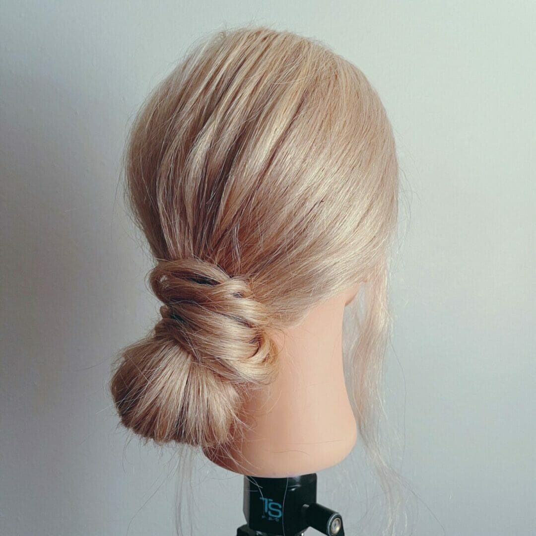 At Home How-To's: Low Bun Hack . Capelli